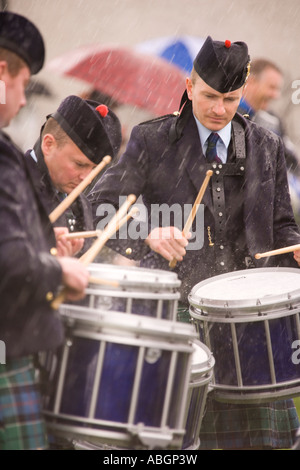 Britische Sommerzeit Schlechtwetter Pipe Band Wettbewerb Trommler aussah im Regen Scotland UK Stockfoto