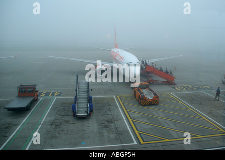 Flughafen Luton Nebel heben & Fluggäste Easyjet Jet nach Wetter verzögert aus, die aufgrund schlechter Sichtverhältnisse Bedfordshire GROSSBRITANNIEN Stockfoto