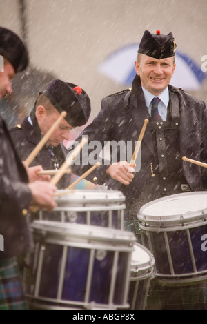 Britische Sommerzeit Schlechtwetter Pipe Band Wettbewerb Trommler aussah im Regen Scotland UK Stockfoto