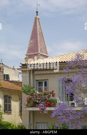 Korfu Stadt griechische Insel Corfu typische Wohnung Balkon bunte Anzeige Sommer Bettwäsche Altanlagen über blau blühender Baum Stockfoto