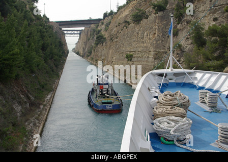 Kanal von Korinth Griechenland Kreuzfahrtschiff auf der Durchreise von Schlepper assistierte Stockfoto