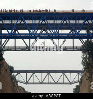 Griechische Kanal von Korinth Zuschauer auf der Brücke beobachten Kreuzfahrt Schiff unter, von wo aus dieses Bild Isthmia Peloponnes Griechenland Europa übernommen wurde Stockfoto