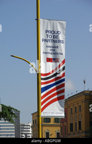 Offizielle banner stolze Partner zu weit in Tirana angezeigt, die Förderung des Besuchs von US-Präsident George W. Bush im Juni 2007 in der Republik Albanien Stockfoto