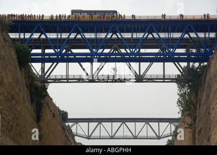 Griechische Kanal von Korinth Zuschauer & Coach-Bus auf der Brücke beobachten Kreuzfahrt Schiff unter, von wo aus dieses Bild Isthmia Peloponnes Griechenland Europa übernommen wurde Stockfoto