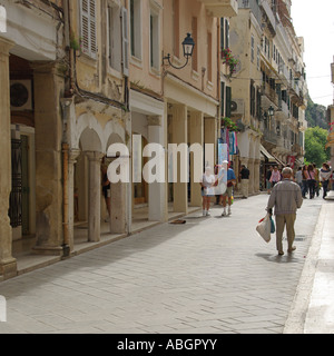 Corfu Town Street Scene Arcade Shops & Shopper im hauptsächlich verkehrsfreien und verkehrsberuhigten Teil der griechischen Altstadtinsel Korfu Griechenland Stockfoto