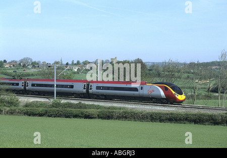 Jungfrau-Züge Pendolino elektrische Bahn zwischen Coventry und Rugby, England, UK Stockfoto