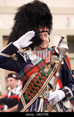 Pipe major in der vollen militärischen Kleid Kilt Sporran und Bär Haut Hut Annan Reiten der Märsche Dumfriesshire Scotland UK Stockfoto