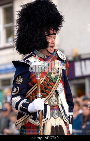 Pipe major in der vollen militärischen Kleid Kilt Sporran und Bär Haut Hut Annan Reiten der Märsche Dumfriesshire Scotland UK Stockfoto