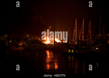 Boot-Feuer in Brighton Marina, Nov 2006 Stockfoto