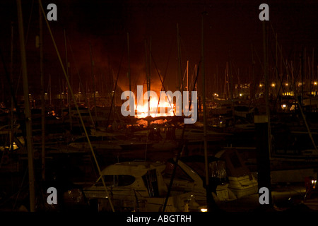 Boot-Feuer in Brighton Marina, Nov 2006 Stockfoto