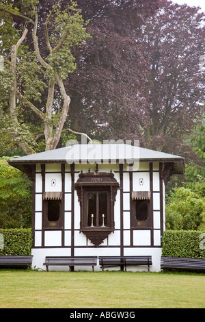 Larmer Baum Gärten, in der Nähe von Salisbury, Wiltshire, UK.  Eines der Nepal-Gebäude im großen Gartenbereich. Stockfoto