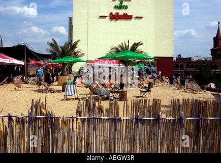 Einheimische und Touristen genießen im freien Strandbars in Berlin Deutschland Stockfoto