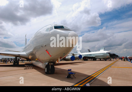 Ein uns Air Force E - 8C gemeinsame Überwachung Target Attack Radar-System und ein RC-135V/W Rivet Joint-Flugzeug. Stockfoto