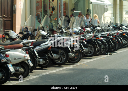 Sorrent Seebad langen Reihe von geparkten Motorräder Motorroller und Mopeds geparkt neben Pflaster im shopping-Bereich Stockfoto