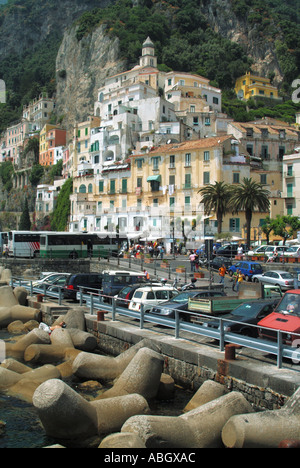 Amalfi Stadt Küstenpromenade Dolosse Betonfertigteile schützen begrenzte PKW- und Reisebusparkplätze Stadtlandschaft Kampanien Italien EU Stockfoto