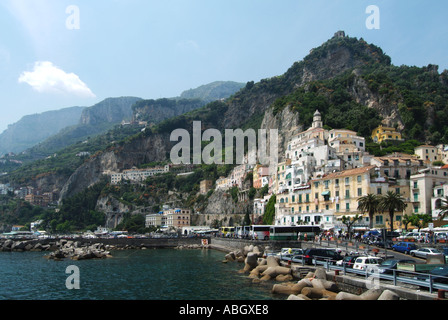 Amalfi Stadt Küstenpromenade Dolosse Betonfertigteile schützen begrenzte PKW- und Reisebusparkplätze Stadtlandschaft Kampanien Italien EU Stockfoto