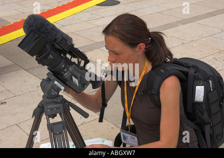 Frau Videofilmer Dreharbeiten für BBC TV-Untersuchung-Monitor der Kamera Stockfoto