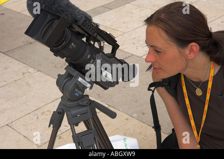 Frau Videofilmer beobachten Kameramonitor während der Dreharbeiten für das BBC Fernsehen Stockfoto