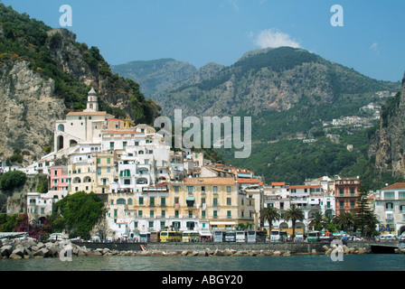 Blick auf das Wasser der Amalfi-Stadt vom Tyrrhenischen Meer im Golf von Salerno Küste Parkhaus mit Bussen, Hügeln und Berglandschaft vor Kampanien Italien Stockfoto