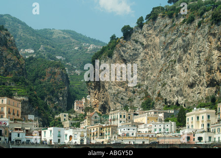 UNESCO Amalfiküste UNESCO-Weltkulturerbe Landschaft in der Nähe von Amalfi Town Anwesen eingebettet unter exponiertem Felsenhang Golf von Salerno Kampanien Italien Stockfoto