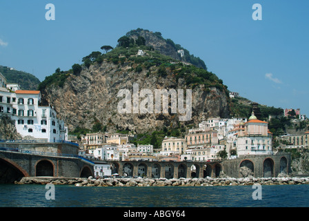 Teil der UNESCO Amalfi & Atrani Küstenstraße Betonblöcke schützen das Viadukt vor dem Blick auf das Tyrrhenische Meer auf den historischen Gipfel des Aureo-Hügels Kampanien Italien EU Stockfoto