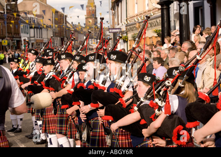 Pipe Band junge Kinder Dudelsack auf Annan High Street Teil des Annan-Reiten der Märsche Scotland UK Stockfoto