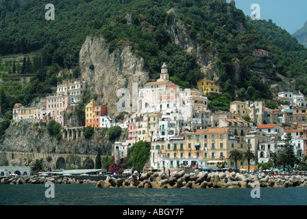 Blick auf die Amalfiküste vom Tyrrhenischen Meer Stadt Uferpromenade geschützt durch Betonfertigteile vom Typ Dolosse, Klippen Hintergrund Salerno Campania Italien Stockfoto