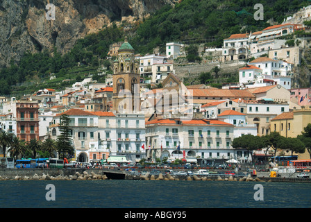 Blick auf die Küste von Amalfi von der Küstenstadt am Strand mittelalterliche römisch-katholische Kathedrale Glockenturm Bergkulisse Salerno Campania Italien Europa EU Stockfoto