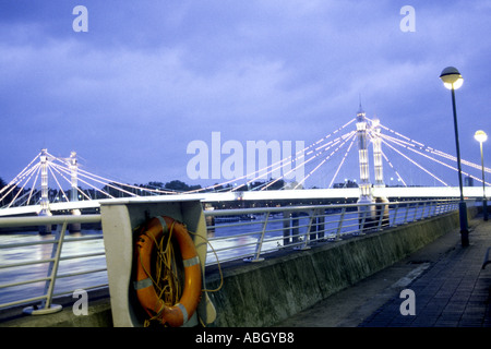 Chelsea Bridge bei Nacht beleuchtete weiße Lampen entnommen Wandsworth mit Leben Bouy im Vordergrund Battersea, London UK Stockfoto