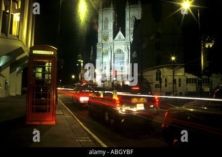 Schwarzes Taxi Taxi ziehen weg von Lichtern an der Victoria Street in der Nähe von Westminster Abbey verlassen Lichtspuren London UK Stockfoto