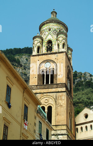 Amalfi Stadt nahe oben auf dem Glockenturm an der mittelalterlichen römisch-katholischen Kathedrale auf der Piazza del Duomo blauer Himmel sonniger Tag Salerno Campania Süditalien EU Stockfoto
