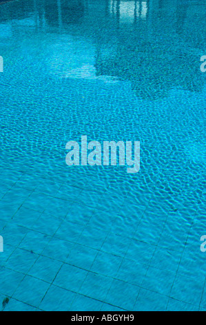 Blaues Wasser mit Wellen im Schwimmbad Stockfoto