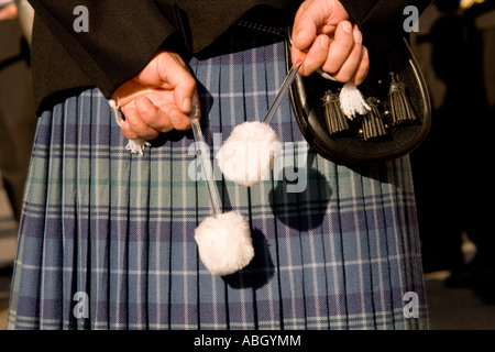 Highland Dress Tartan Kilt Schlagzeuger an der Mühelosigkeit mit Drum sticks Rücken mit Sporran am Annan Reiten der Märsche Scotland UK Stockfoto