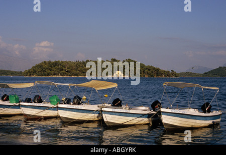 kleine Boote zur Vermietung in Nydri Lefkada Leucade Insel Griechenland Stockfoto