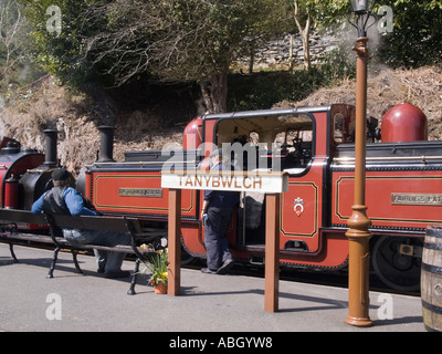 Roten Dampfmaschine 'Dafydd Lloyd George' in Tan-y-Bwlch Station auf Erbe Schmalspur wieder Eisenbahn in Snowdonia Stockfoto