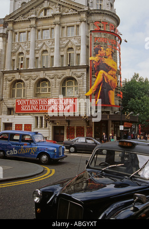 TAXI WARTET AUßERHALB DER STADT STRAND THEATRE LONDON VEREINIGTES KÖNIGREICH Stockfoto