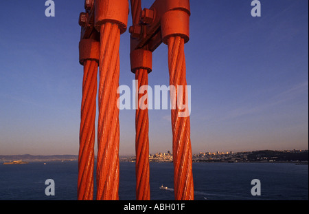 California San Francisco Skyline Blick durch Tragseil der Golden Gate Bridge Stockfoto
