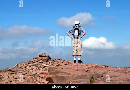 Einsame männliche Walker mit Händen auf den Hüften betrachten vom Gipfel des Cribyn Brecon Beacons Powys Wales UK Stockfoto