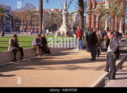 älteren Einheimischen spielen Boule in der Nähe von Arc de Triomf Barcelona Spanien Stockfoto