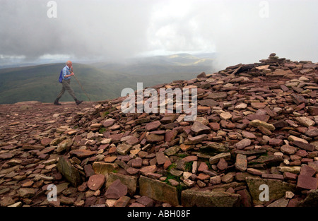 Einsame Wanderer in niedrigen Wolken auf dem Gipfel des Pen y Fan in Brecon Beacons Powys Wales Großbritannien Stockfoto