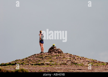 Lone fiel Läufer auf dem Gipfel des Pen y Fan in Brecon Beacons Powys Wales Großbritannien Stockfoto