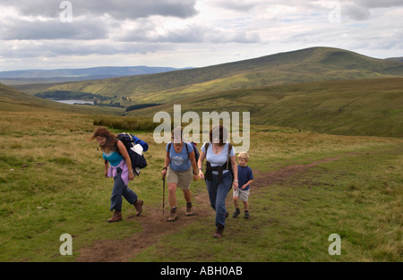 Drei Frauen und ein Kind eine Gruppe von Wanderern Vorspiel Wanderweg für Pen y Fan in Brecon Beacons National Park Powys Wales Großbritannien Stockfoto