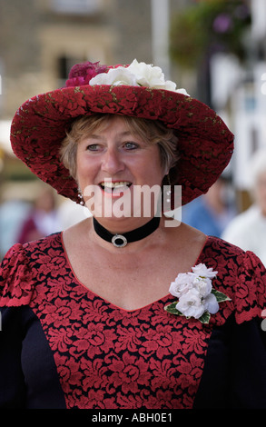 Frau in historischen Kostümen bei Llandrindod Wells viktorianischen Festival Powys Mid Wales UK Stockfoto