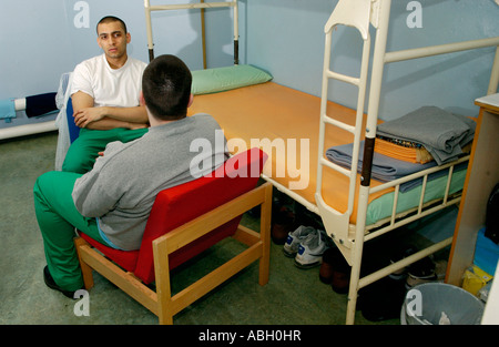 Häftling anhören einer anderen Gefangenen Probleme in Zelle in Cardiff Gefängnis South Wales UK Stockfoto