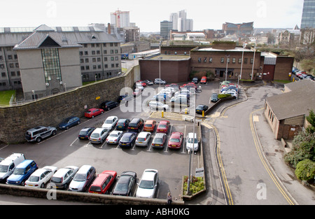 Blick über Wände und Parkplatz des Cardiff Gefängnis South Wales UK Stockfoto