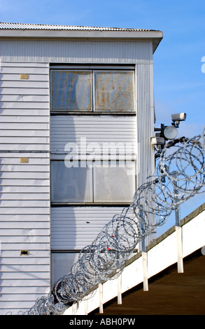 Heruntergekommenen Wohnblock mit Brettern vernagelt auf heruntergekommen Einkaufszentrum mit Stacheldraht auf Gurnos Estate Merthyr Tydfil South Wales UK Stockfoto