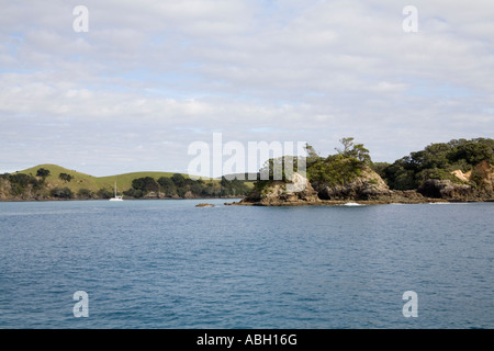 Bucht von Inseln NORTH ISLAND Neuseeland kann A weiße Yacht bergende zwischen zwei der kleineren Inseln in der Bay of Islands Stockfoto