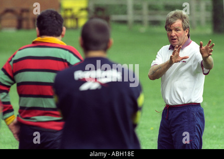 Männer, die Teilnahme an einem Welsh Rugby Union coaching-Tag Jugendmannschaften Gwent South Wales UK zu coachen Stockfoto