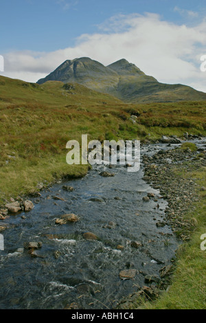 Beinn Sgritheall Berg hinter einem Fluss in Schottland Stockfoto