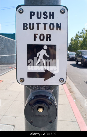 Eine Nahaufnahme Foto von einem Druckknopf für Spaziergang Zeichen und die Schaltfläche "Spaziergang" am Rand von einem Zebrastreifen Stockfoto